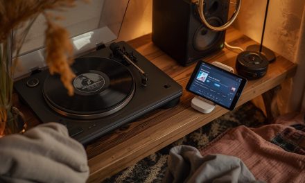 When Vinyl Warmth Meets Digital Ease: How Streaming Shapes Modern Listening