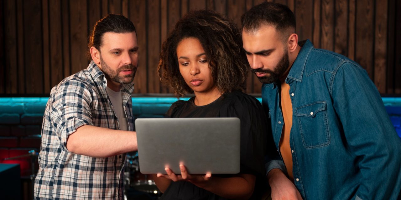 Smooth Gigs, Steady Vibes: How Lounge Artists Can Choose the Right Clients