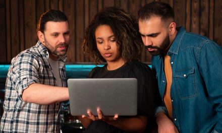 Smooth Gigs, Steady Vibes: How Lounge Artists Can Choose the Right Clients