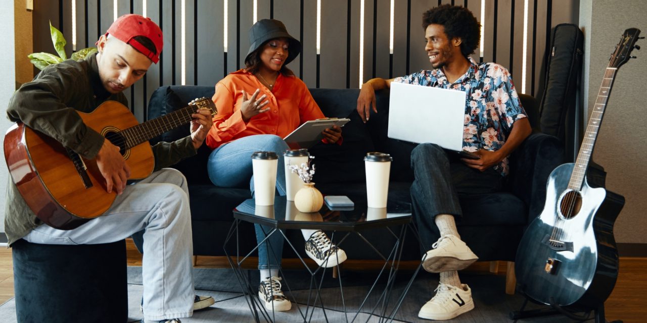 Setting Your Lounge Gig Rates: Pricing Your Sound Without Undervaluing It